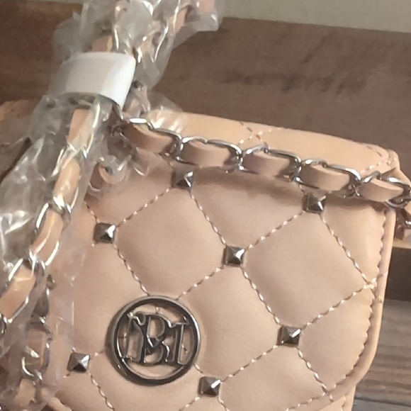 Quilted Vegan Leather Phone Case Crossbody. - Picture 6 of 7